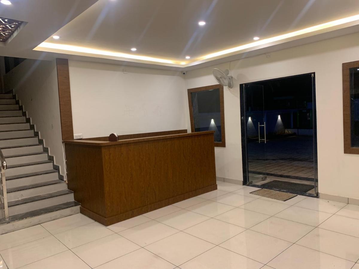 Hotel Airport City Dod Jala Екстер'єр фото